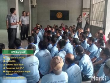 Petugas pengamanan LPN Kelas IIA Langkat memberikan arahan kepada WBP.