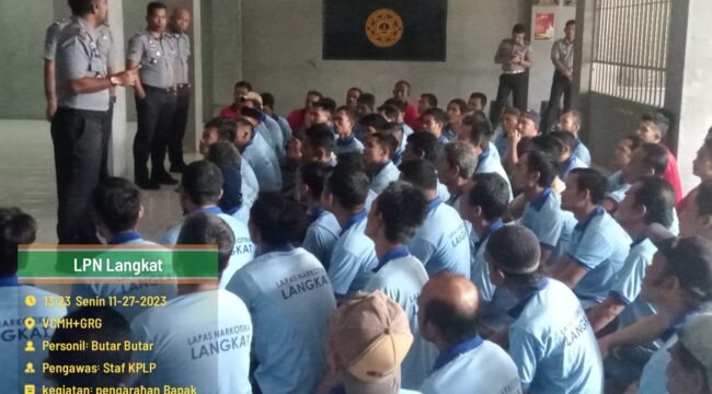 Petugas pengamanan LPN Kelas IIA Langkat memberikan arahan kepada WBP.
