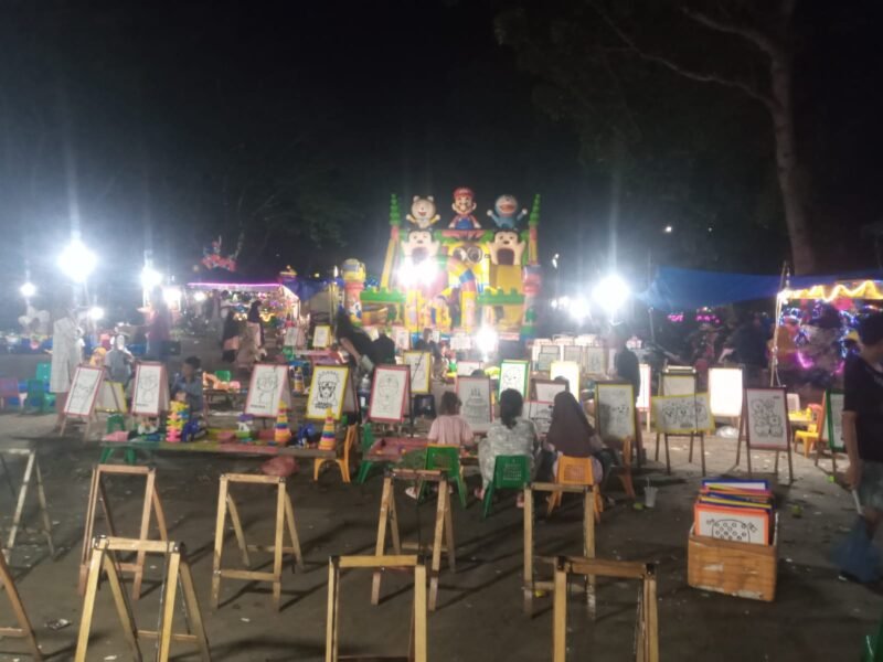 Wahana permainan yang bebas beroperasi di Tribun Stabat yang merupakan fasilitas umum.