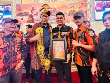 Ketua MPW PP Sumut Kodrat Shah menyerahkan piagan penghargaan terbaik se-Sumut kepada Ketua PAC PP Stabat Riki Sapariza SE.
