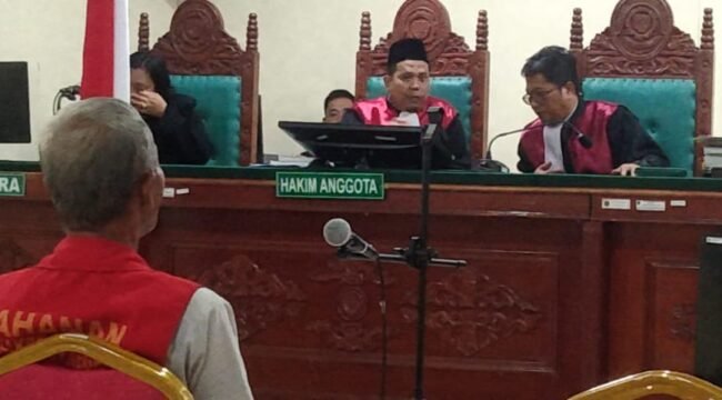 Murachman saat menjalani persidangan.