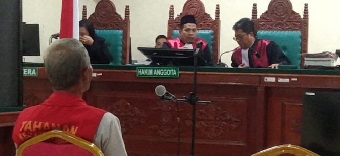 
Murachman saat menjalani persidangan.