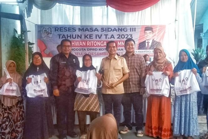 
Ihwan Ritonga Terima Keluhan Parit yang Tertutup Bangunan Rumah saat Reses di Bromo