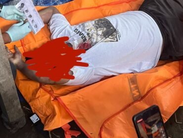 Mayat Mr X saat ditemukan di kios penjual pisan di dekat Fly Over di Desa Karang Rejo, Kecamatan Stabat, Langkat.