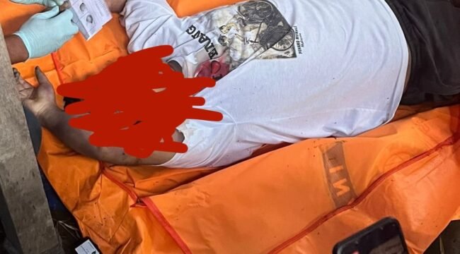 Mayat Mr X saat ditemukan di kios penjual pisan di dekat Fly Over di Desa Karang Rejo, Kecamatan Stabat, Langkat.