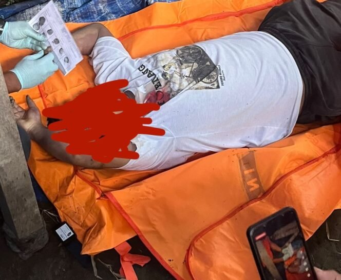 
Mayat Mr X saat ditemukan di kios penjual pisan di dekat Fly Over di Desa Karang Rejo, Kecamatan Stabat, Langkat.