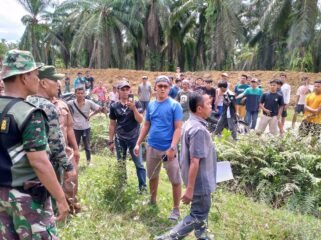 Petugan pengaman PTPN 2 menghalau warga yang menghalangi pembuatan parit isolasi.
