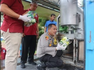 Kapolres Langkat AKBP Faisal Rahmat Husein SIK SH MH memusnahkan barang bukti narkotikan menggunakan Incinerator milik BNNK Langkat.