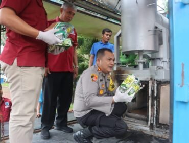 Kapolres Langkat AKBP Faisal Rahmat Husein SIK SH MH memusnahkan barang bukti narkotikan menggunakan Incinerator milik BNNK Langkat.
