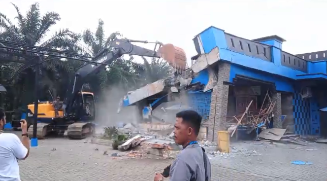 
Alat berat saat merubuhkan bangunan Diskotek Sky Garde.