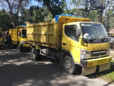 Truk parkir di samping Mapolres Langkat terkait pungli di Kecamtan Sirapit.