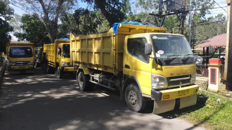 Truk parkir di samping Mapolres Langkat terkait pungli di Kecamtan Sirapit.