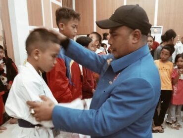 Ketua DPD FTI-KSPSI 1973 Sumut Bembeng SH menyematkan medali kepada atlet yang berprestasi.