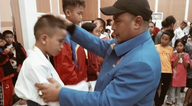 Ketua DPD FTI-KSPSI 1973 Sumut Bembeng SH menyematkan medali kepada atlet yang berprestasi.