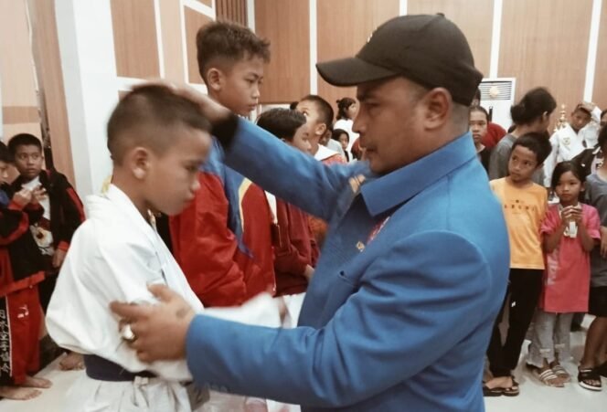
Ketua DPD FTI-KSPSI 1973 Sumut Bembeng SH menyematkan medali kepada atlet yang berprestasi.
