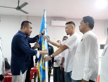 Ketua PWI Sumut H Farianda Putra Sinik SE menyerahkan pataka kepada Ketua PWI Langkat terpilih Periode 2023 - 2026 M Darwis Sinulingga.