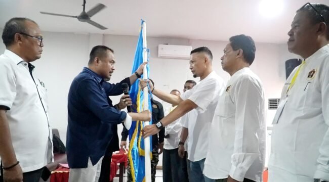 Ketua PWI Sumut H Farianda Putra Sinik SE menyerahkan pataka kepada Ketua PWI Langkat terpilih Periode 2023 - 2026 M Darwis Sinulingga.