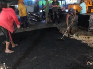 Proyek hotmix di Gg Salmah, Kelurahan Pelawi Utara, Kecamatan Babalan, Langkat, yang diduga dikerjakan asal jadi.