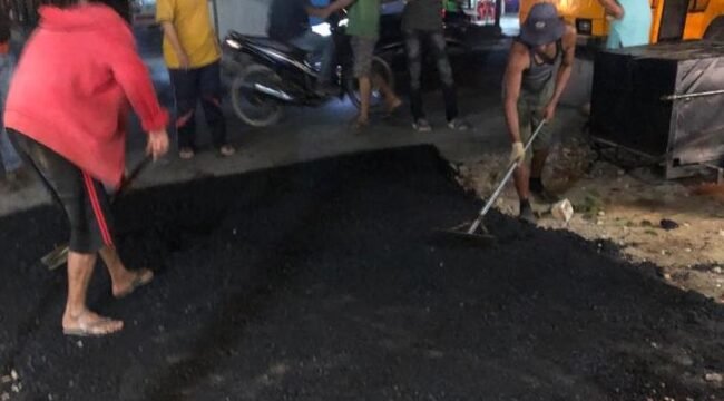 Proyek hotmix di Gg Salmah, Kelurahan Pelawi Utara, Kecamatan Babalan, Langkat, yang diduga dikerjakan asal jadi.