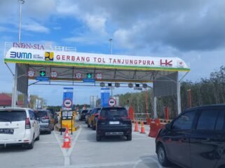 Gerbang tol Tanjung Pura dipadati pengendara jelang liburan Nataru.
