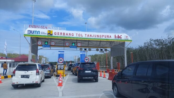 
Gerbang tol Tanjung Pura dipadati pengendara jelang liburan Nataru.