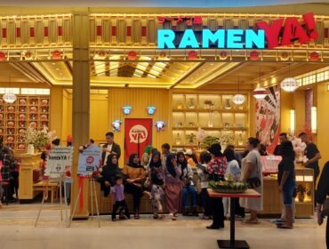 Pelanggan mengunjungi outlet RamenYa di Binjai Mall, Kota Binjai.