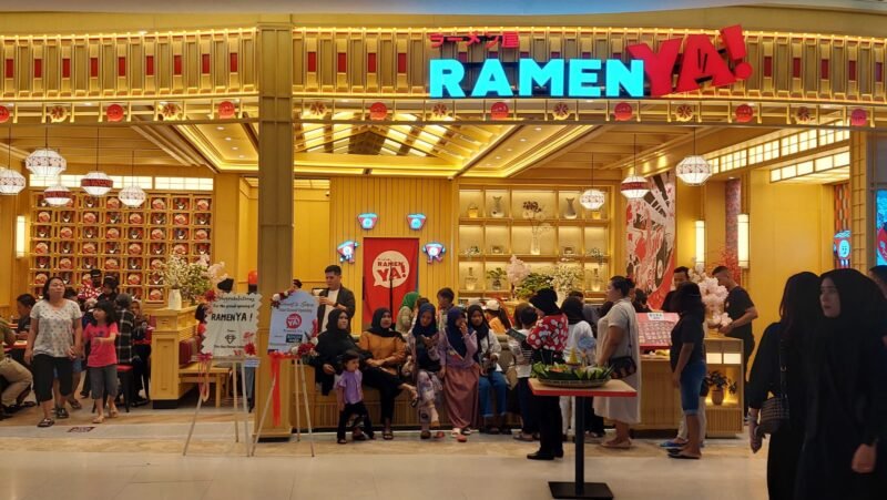 Pelanggan mengunjungi outlet RamenYa di Binjai Mall, Kota Binjai.