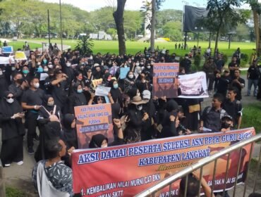 Ratusan guru honorer menggeruduk Kantor Bupati Langkat terkait P3K Guru tahun 2023.