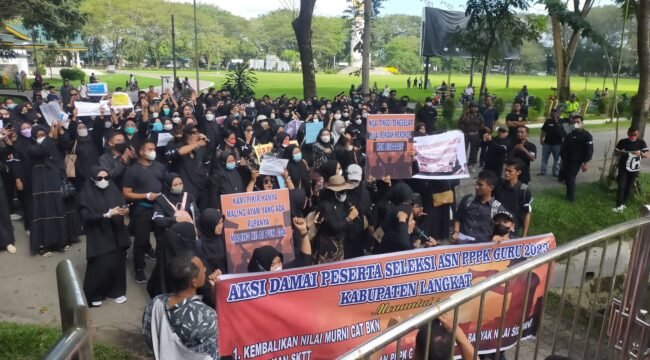 Ratusan guru honorer menggeruduk Kantor Bupati Langkat terkait P3K Guru tahun 2023.