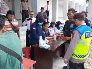 Sopir angkutan umun menjalani tes urin dalam Ops Lilin Toba 2023 yang digelar Sat Narkoba Polres Langkat di Terminal Pasar 10 Tanjung Beringin, Hinai, Langkat.