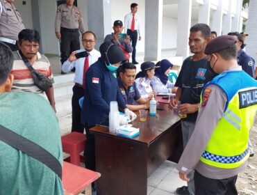 Sopir angkutan umun menjalani tes urin dalam Ops Lilin Toba 2023 yang digelar Sat Narkoba Polres Langkat di Terminal Pasar 10 Tanjung Beringin, Hinai, Langkat.