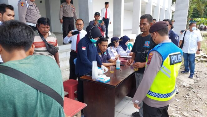 
Sopir angkutan umun menjalani tes urin dalam Ops Lilin Toba 2023 yang digelar Sat Narkoba Polres Langkat di Terminal Pasar 10 Tanjung Beringin, Hinai, Langkat.