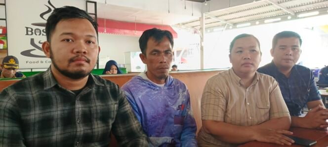 
Tim PH Hotman 911 Kota Medan bersama orang tua korban pencabulan bocah di Kecamatan Secanggan, Langkat.