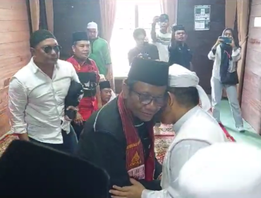Cawapres nomor urut 3 Mahfud MD saat berkunjung ke Bumi Persulukan Besilam.