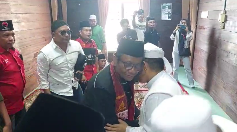 Cawapres nomor urut 3 Mahfud MD saat berkunjung ke Bumi Persulukan Besilam.