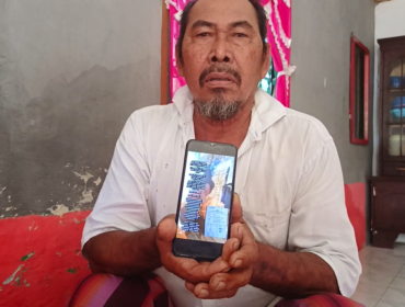 Kakek korban saat disambangi awak media di kediamannya.