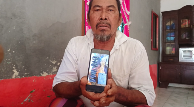 Kakek korban saat disambangi awak media di kediamannya.
