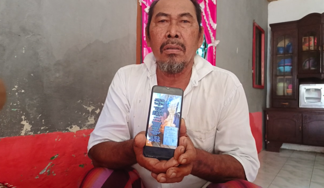 
Kakek korban saat disambangi awak media di kediamannya.