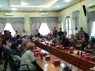 RDP di Ruang Banggar DPRD Langkat dengan guru - guru honorer.