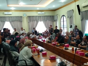 RDP di Ruang Banggar DPRD Langkat dengan guru - guru honorer.