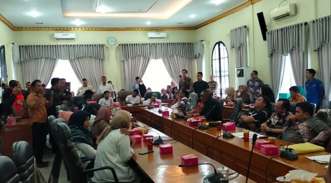 RDP di Ruang Banggar DPRD Langkat dengan guru - guru honorer.