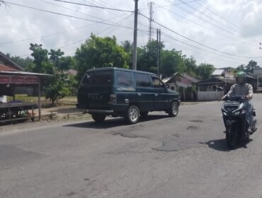 Jalan yang baru dilakukan pemeliharaan dengan pagu Rp6,5 Miliar dari PAPBD Langkat kini sudah berlubang.
