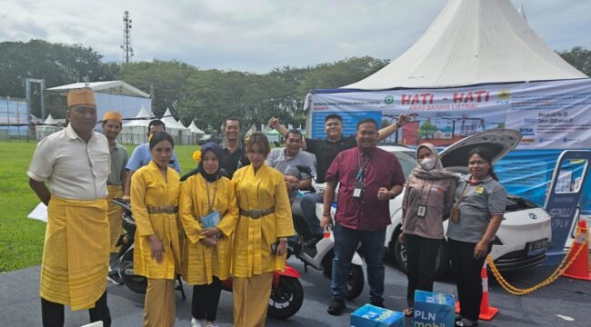 Kendaraan listrik dipamerkan di Stand UP2 PLN Binjai dan ULP PLN Stbat pada HUT ke-274 Langkat.