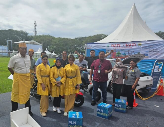 
Kendaraan listrik dipamerkan di Stand UP2 PLN Binjai dan ULP PLN Stbat pada HUT ke-274 Langkat.
