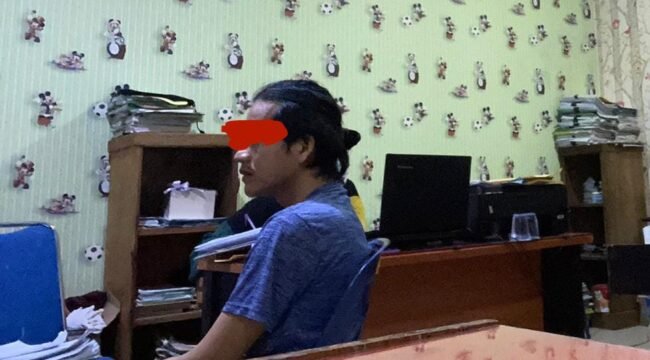 Tersangka ZS (33) di ruang Unit Perlindungan Perempuan dan Anak (PPA) Polres Langkat.