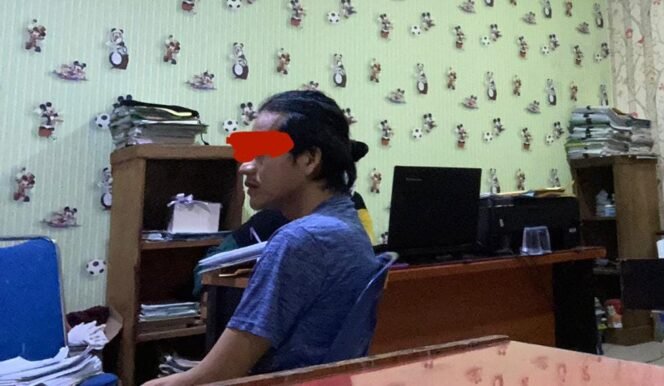 
Tersangka ZS (33) di ruang Unit Perlindungan Perempuan dan Anak (PPA) Polres Langkat.