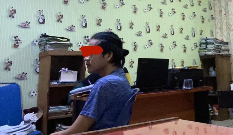 Tersangka ZS (33) di ruang Unit Perlindungan Perempuan dan Anak (PPA) Polres Langkat.
