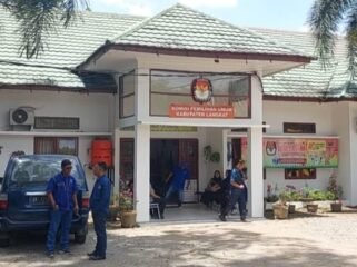 Kantor KPU Langkat di Kelurahan Kwala Bingai, Kecamatan Stabat..