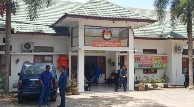 Kantor KPU Langkat di Kelurahan Kwala Bingai, Kecamatan Stabat..