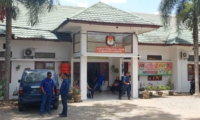 
Kantor KPU Langkat di Kelurahan Kwala Bingai, Kecamatan Stabat..